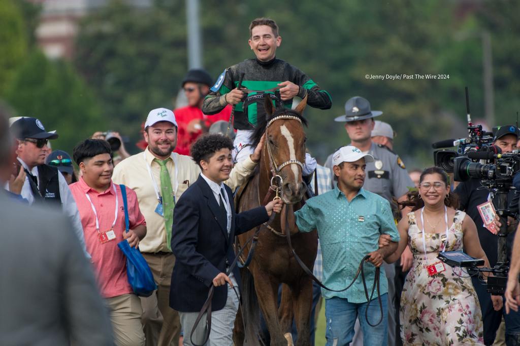 Brian Hernandez and th Mystic Dan team head to the winner's circle. (Jenny Doyle/Past The Wire)