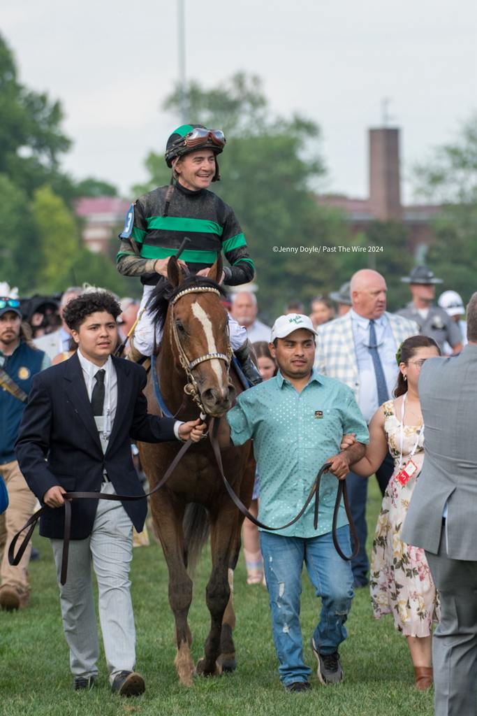 Brian Hernandez and th Mystic Dan team head to the winner's circle. (Jenny Doyle/Past The Wire)