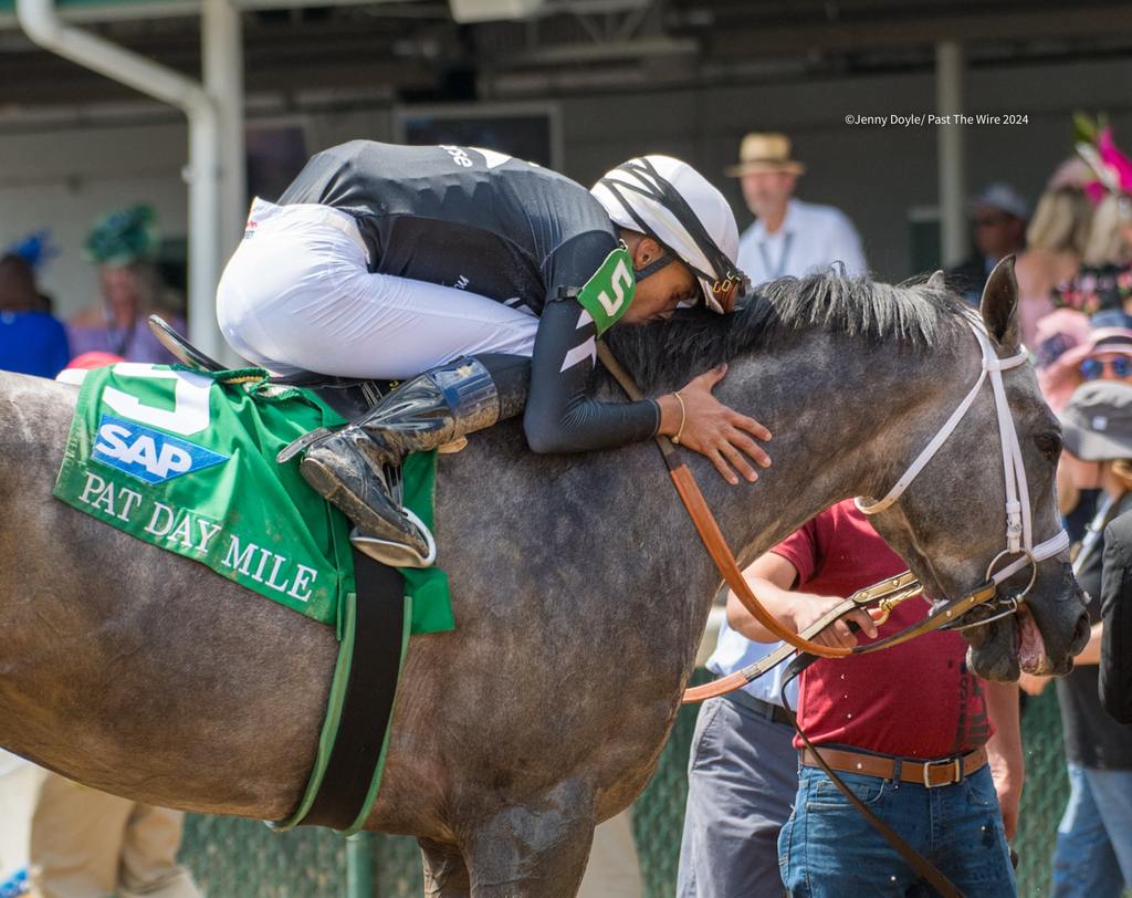 Jaime Torres has a grateful moment with Seize the Grey. (Jenny Doyle/Past The Wire)