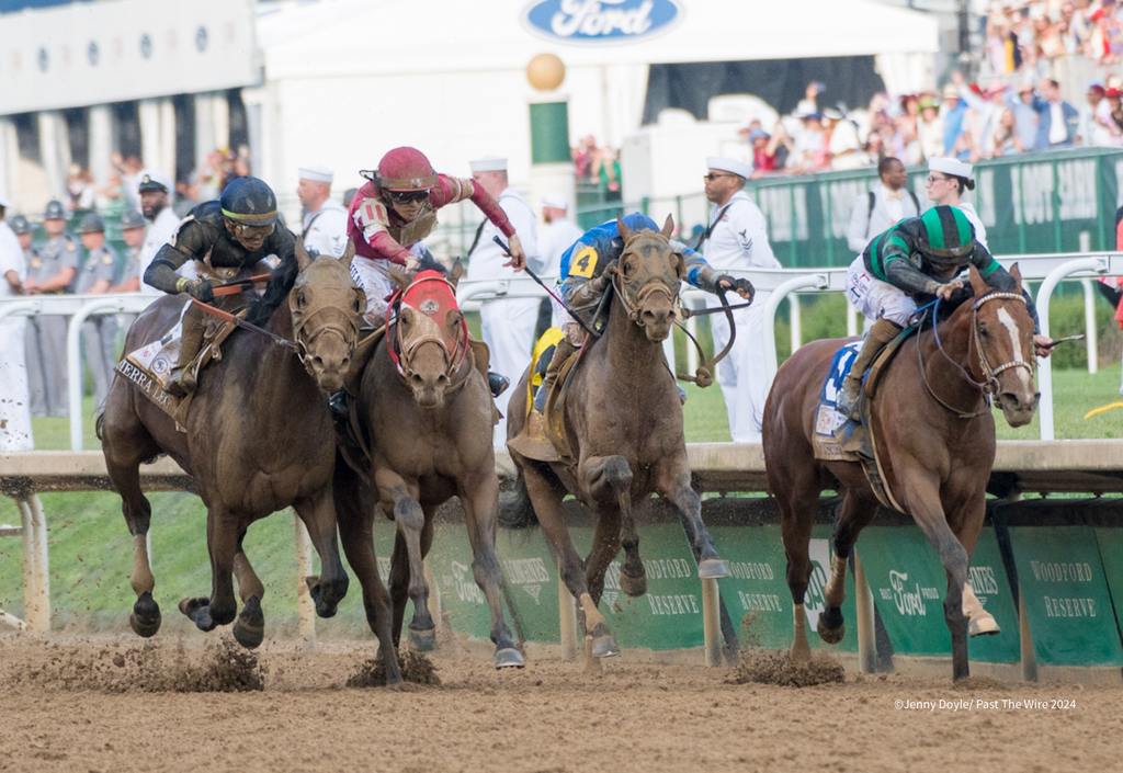 With Sierra Leone (#2) on the outside, Forever Young (#11) tries to thread in between him and Catching Freedom (#4) on the rail as Mystik Dan (#3) sprints forward. (Jenny Doyle/Past The Wire)